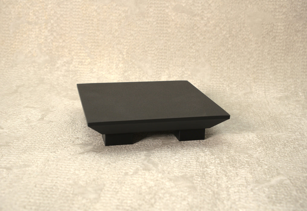 “Nori” plant pot stand with raised feet