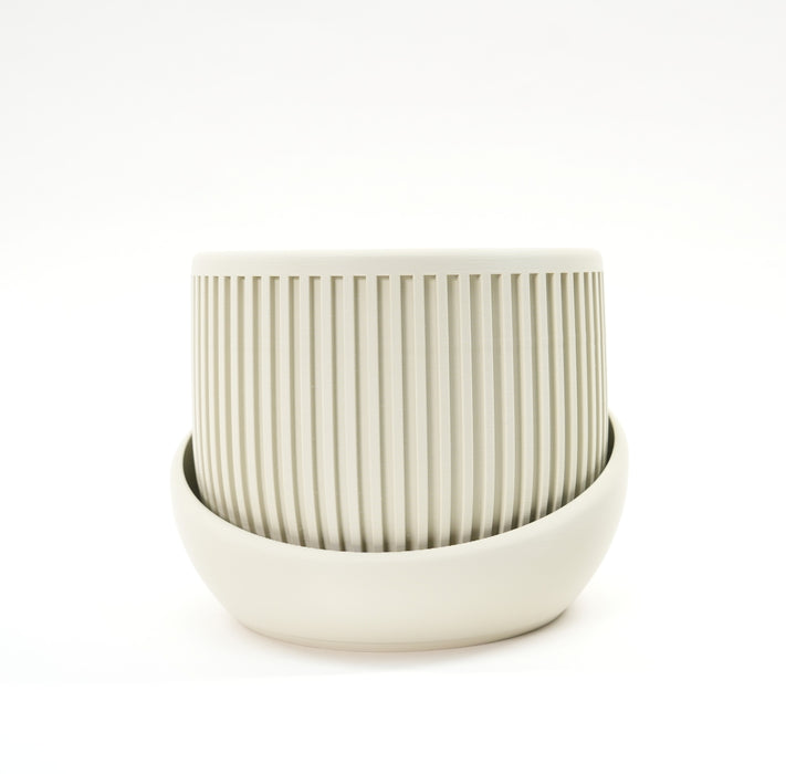 Wall planter “Korin” with ribbed vertical planter insert and rounded wall holder