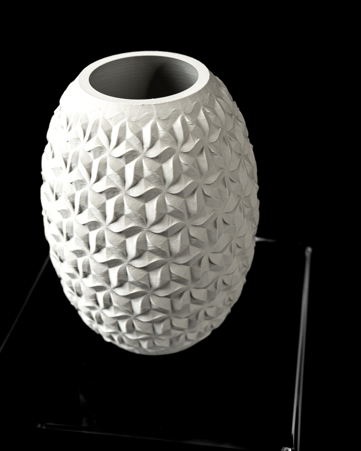 DiStar sculptural vase angled top view showing circular opening