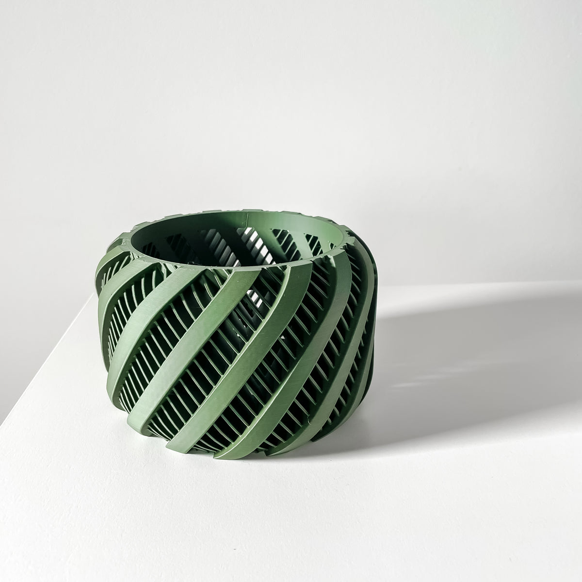 Arno sculptural curved ribs ventilated orchid pot, bottom tray view