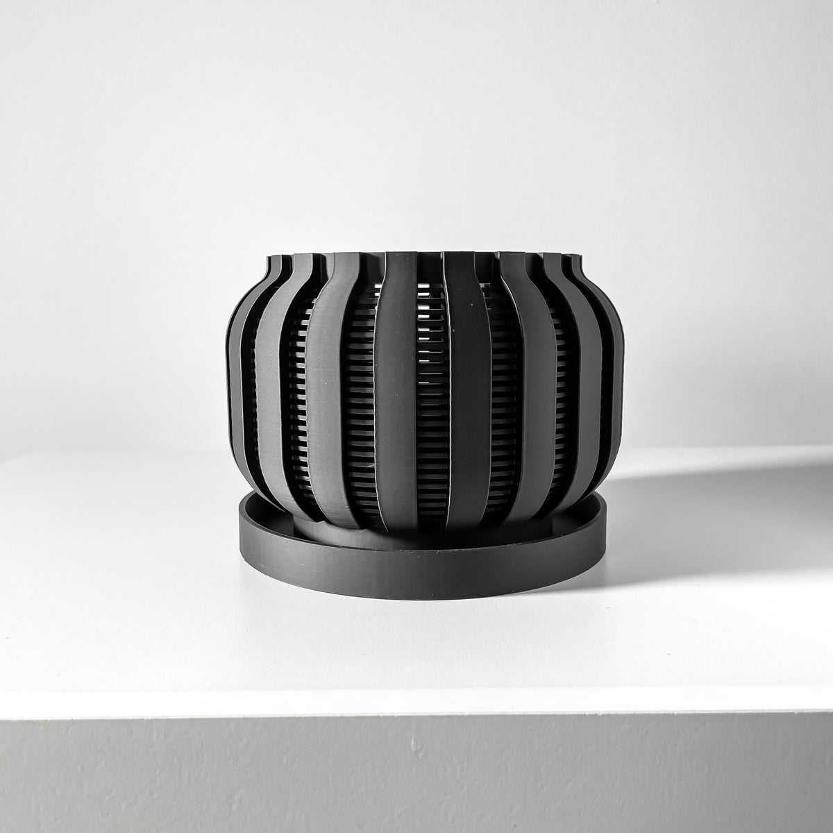 Avix ventilated orchid pot with rounded ribs, front view