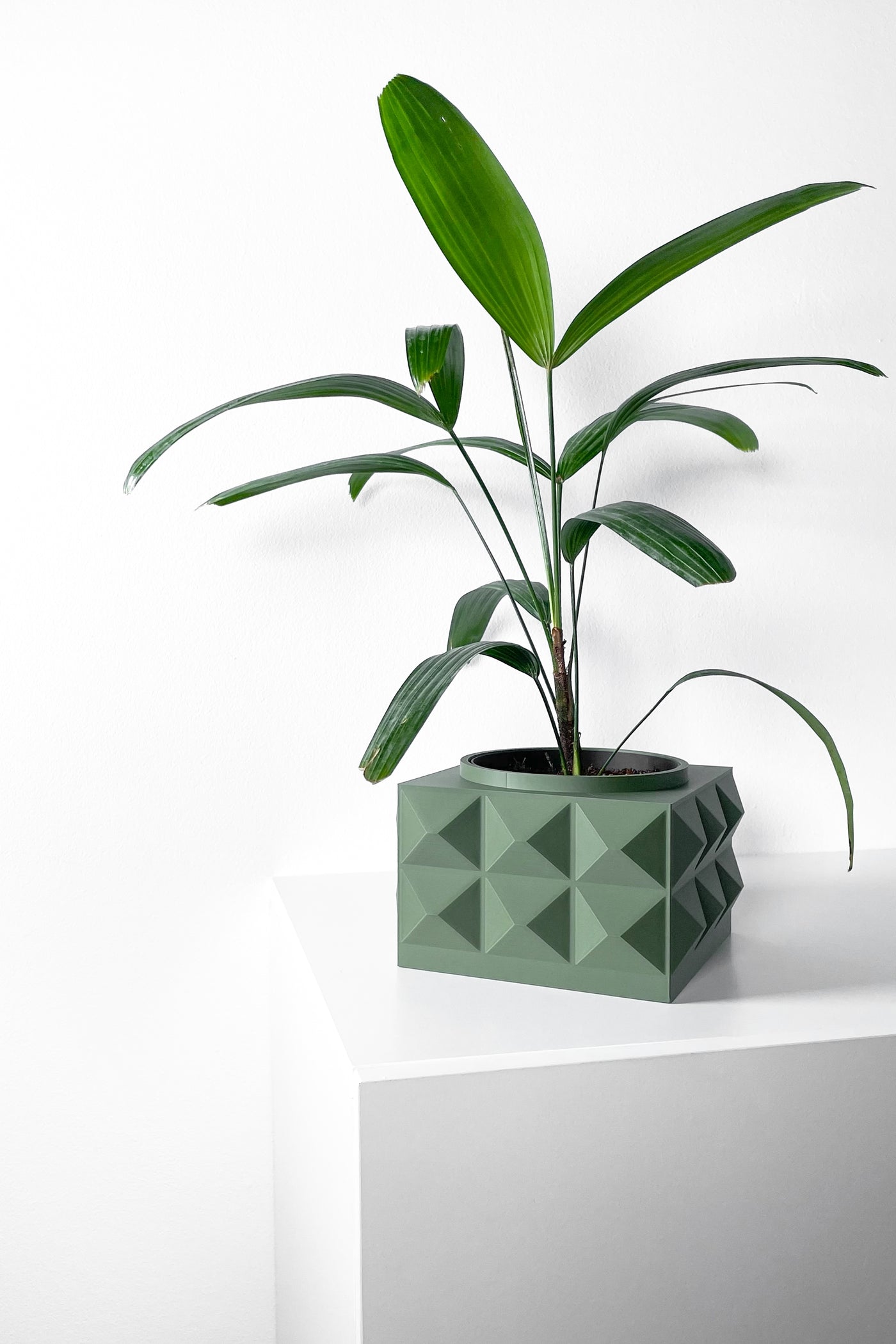 Eldan flowing texture indoor planter, product view 2
