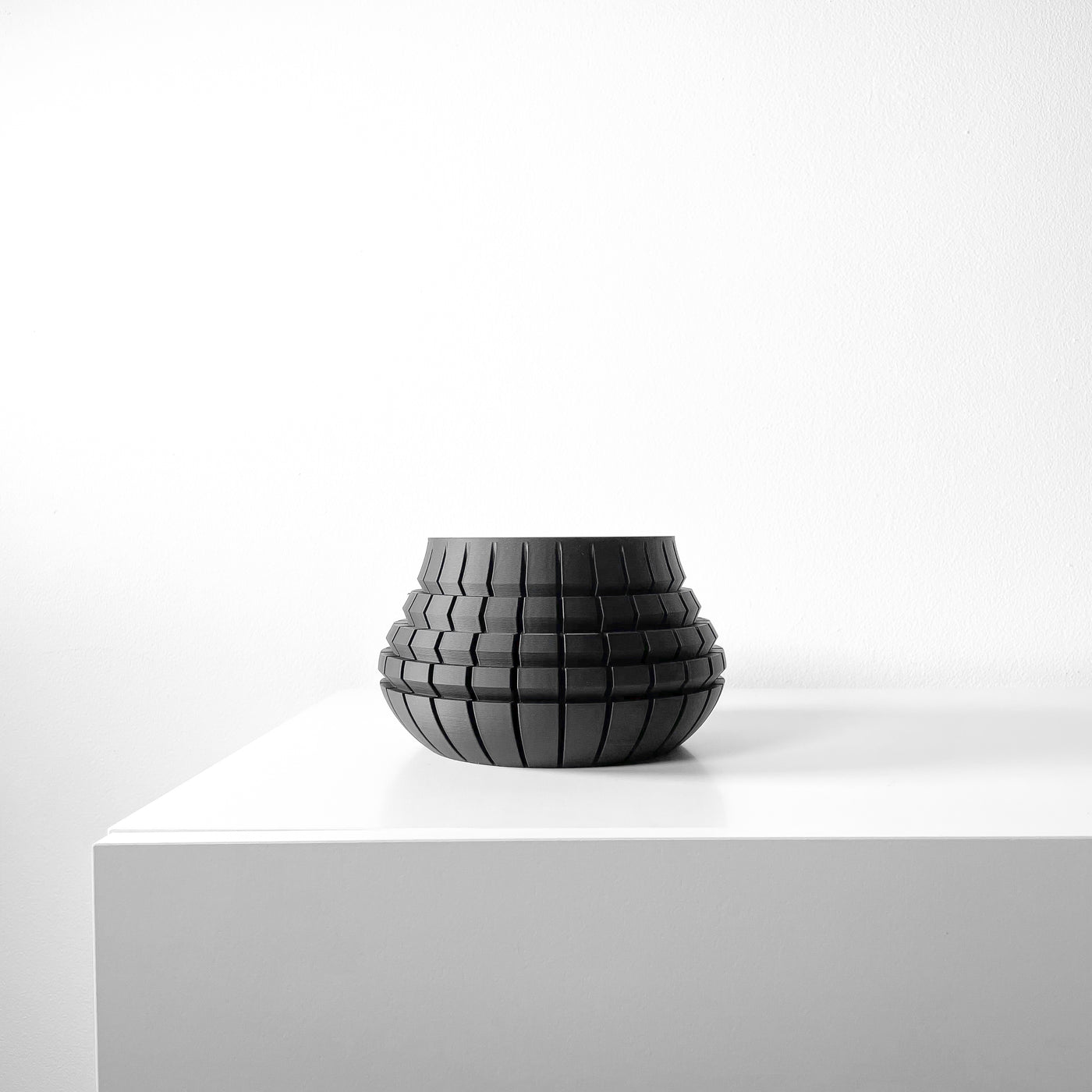 Ivane geometric indoor planter, product view 4