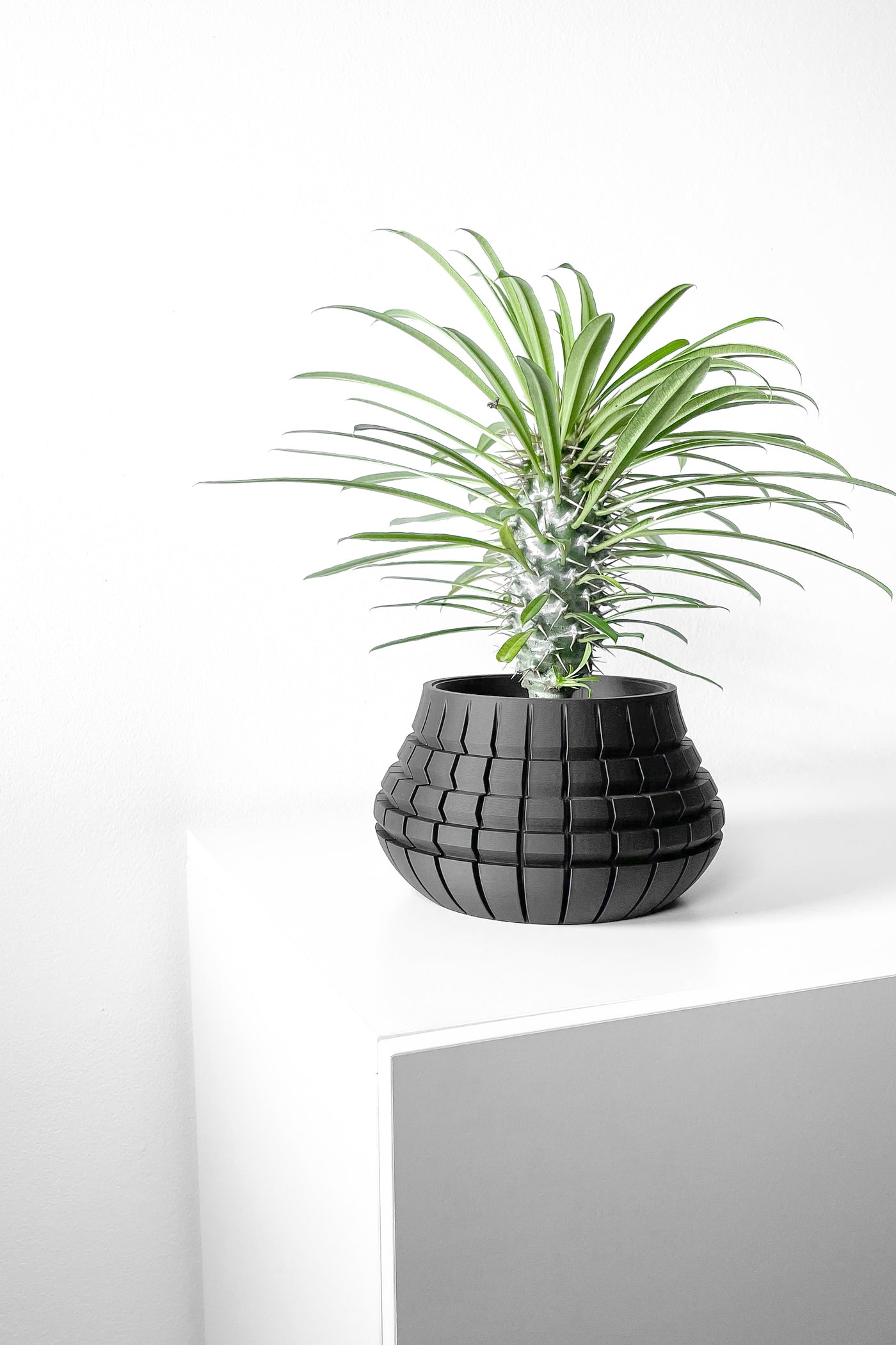 Ivane geometric indoor planter, product view 3