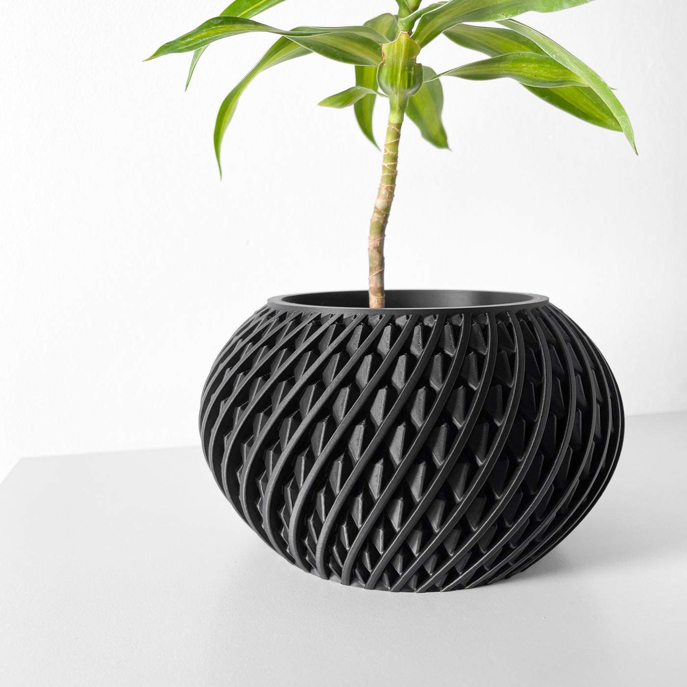 Kio geometric indoor planter, product view 1