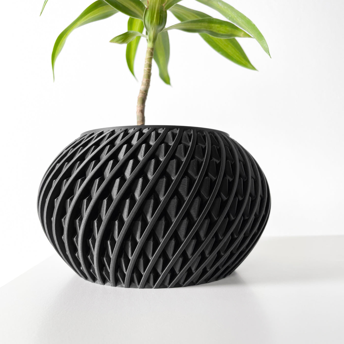 Kio geometric indoor planter, product view 3