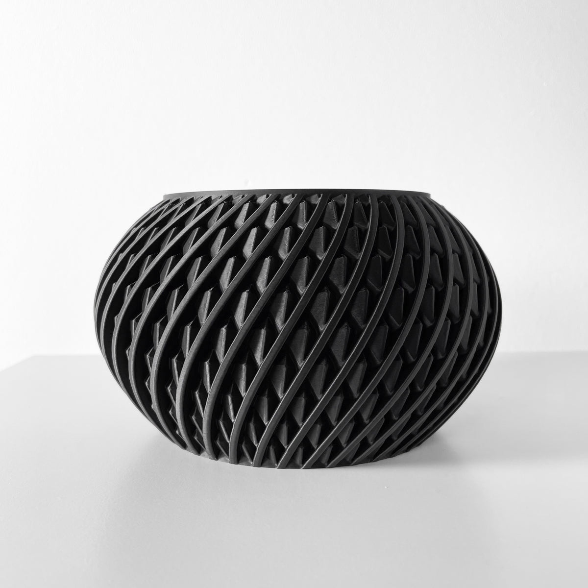 Kio geometric indoor planter, product view 4