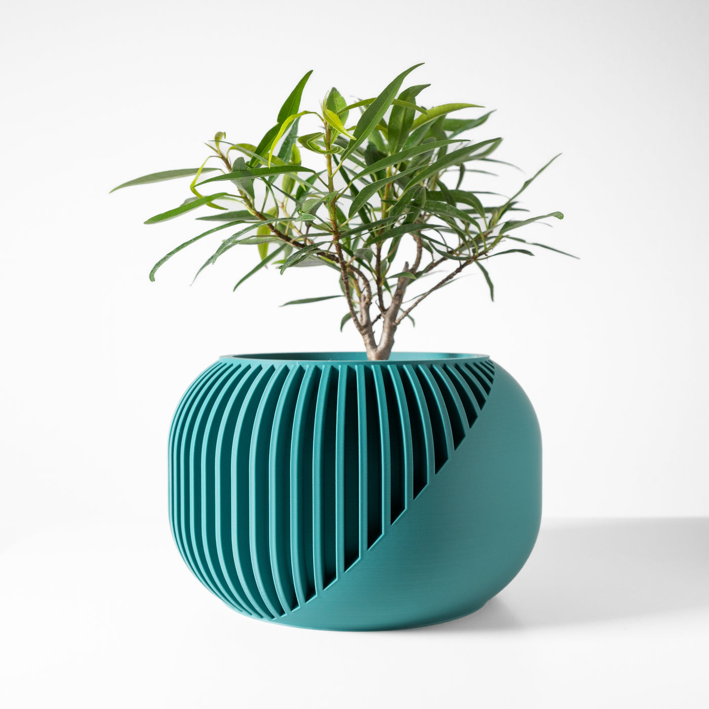Narvo geometric indoor planter, product view 1