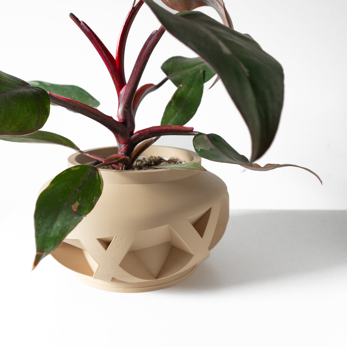 Nomio geometric indoor planter, product view 2