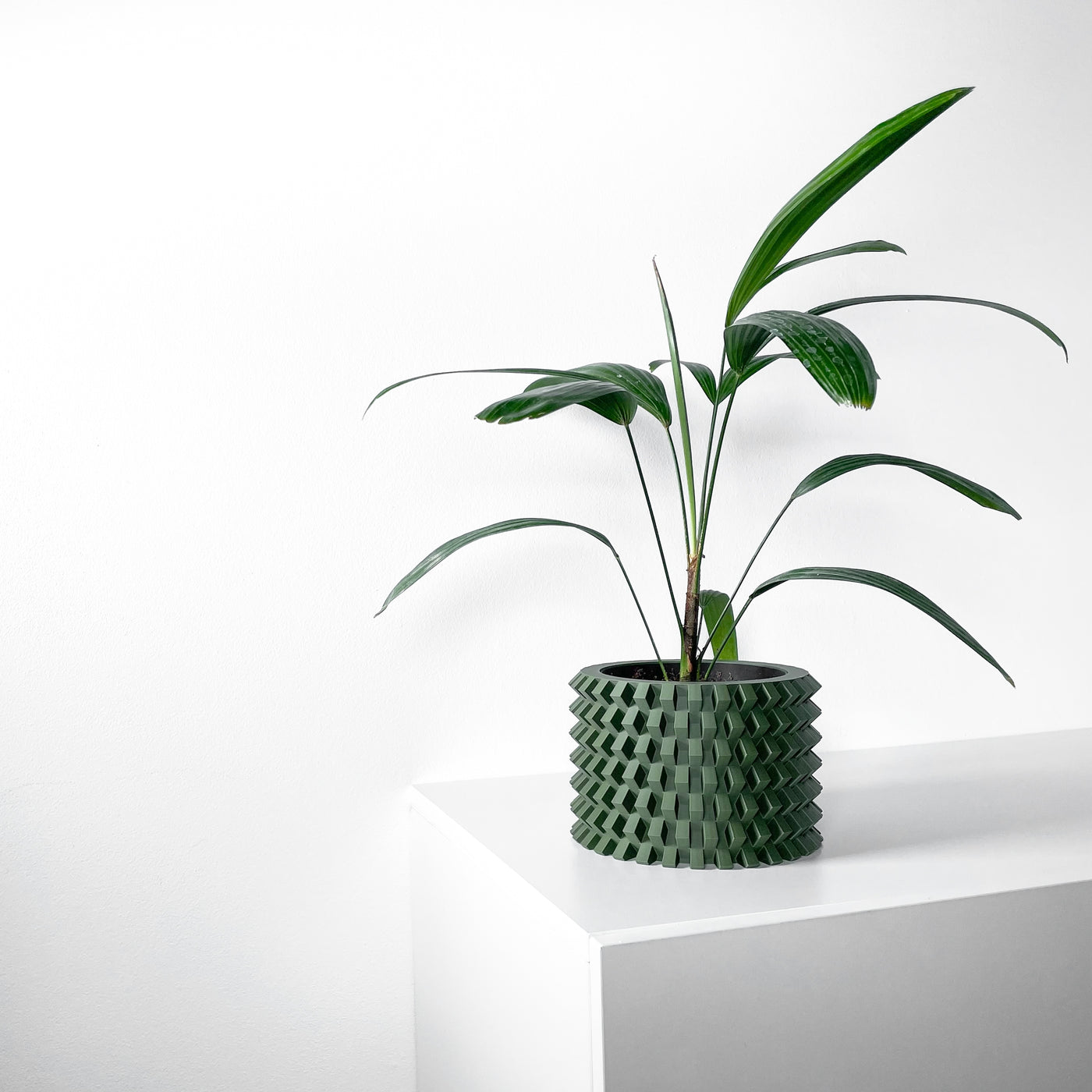 Rilvo geometric indoor planter, product view 2