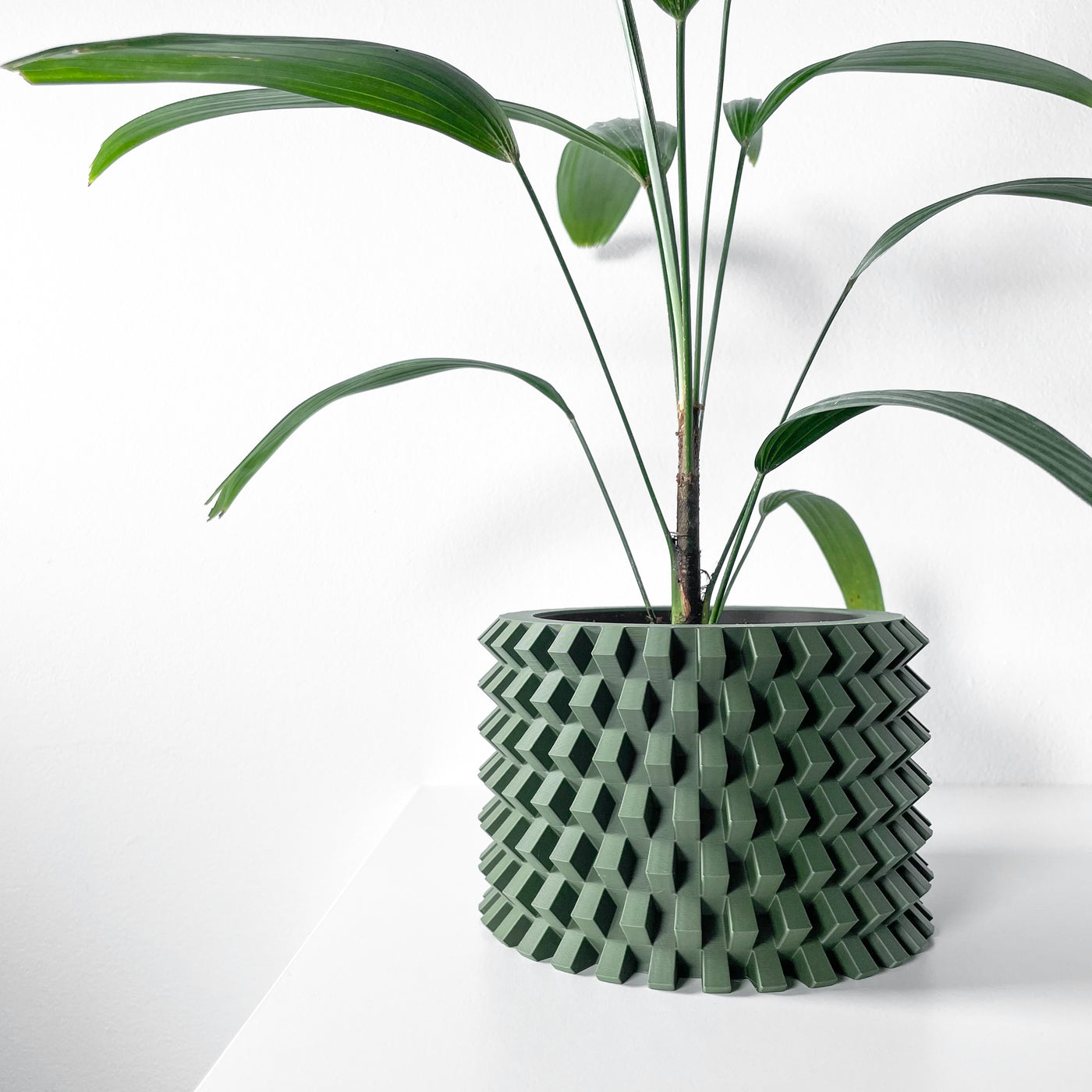 Rilvo geometric indoor planter, product view 3