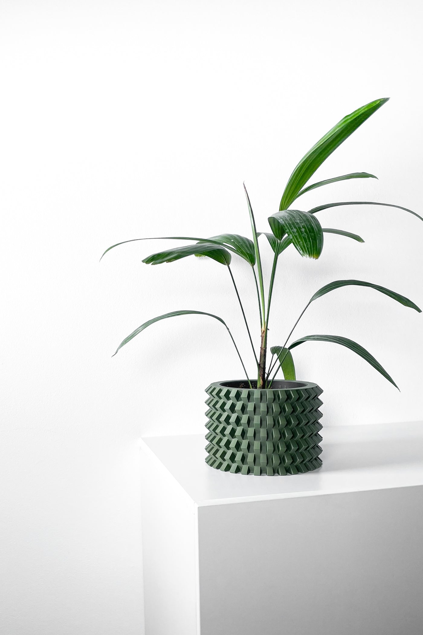 Rilvo geometric indoor planter, product view 4