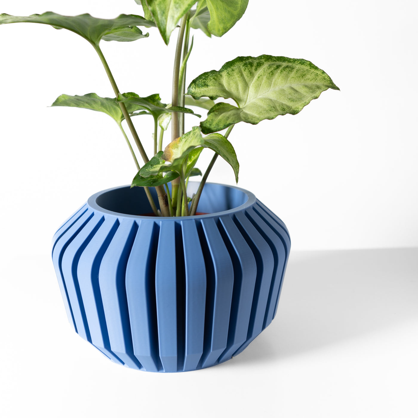 Vaki ribbed indoor planter, product view 3