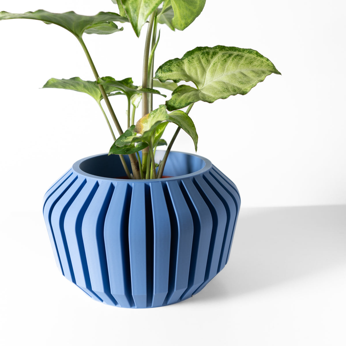 Vaki ribbed indoor planter, product view 3