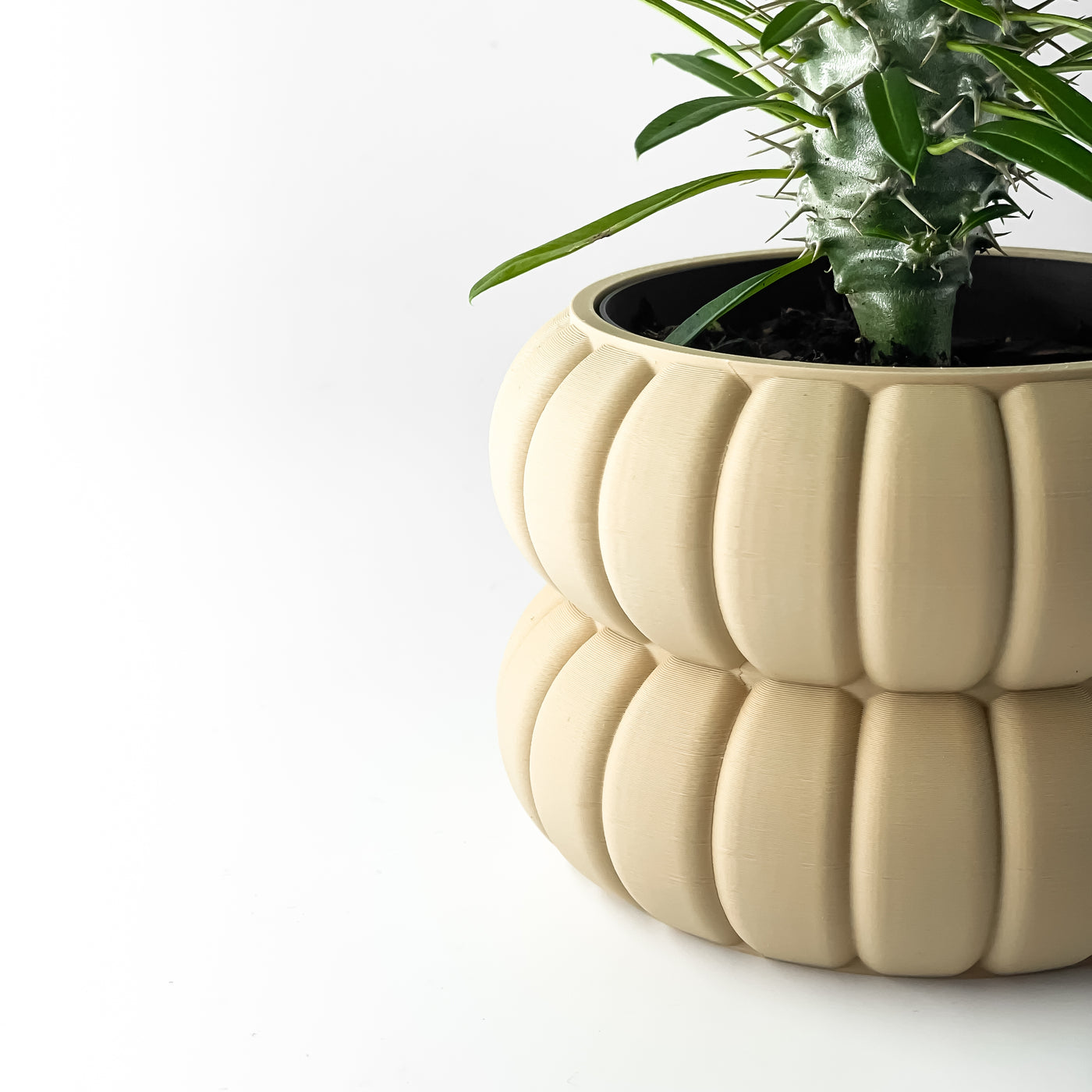 Yanor ribbed indoor planter, product view 3