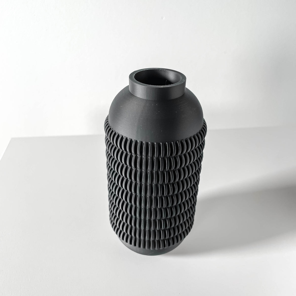 Juny vase opening and rounded shoulder detail